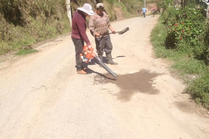 Bacheo de la vía San Vicente la Merced1